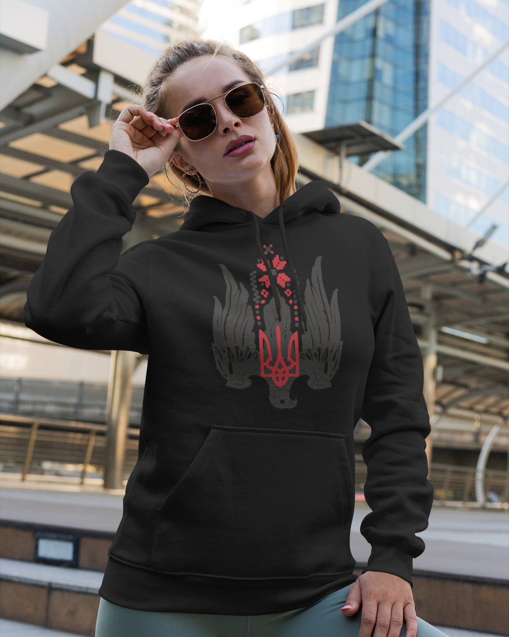 Худи женская  теплая с гербом черная Mishe 22000018