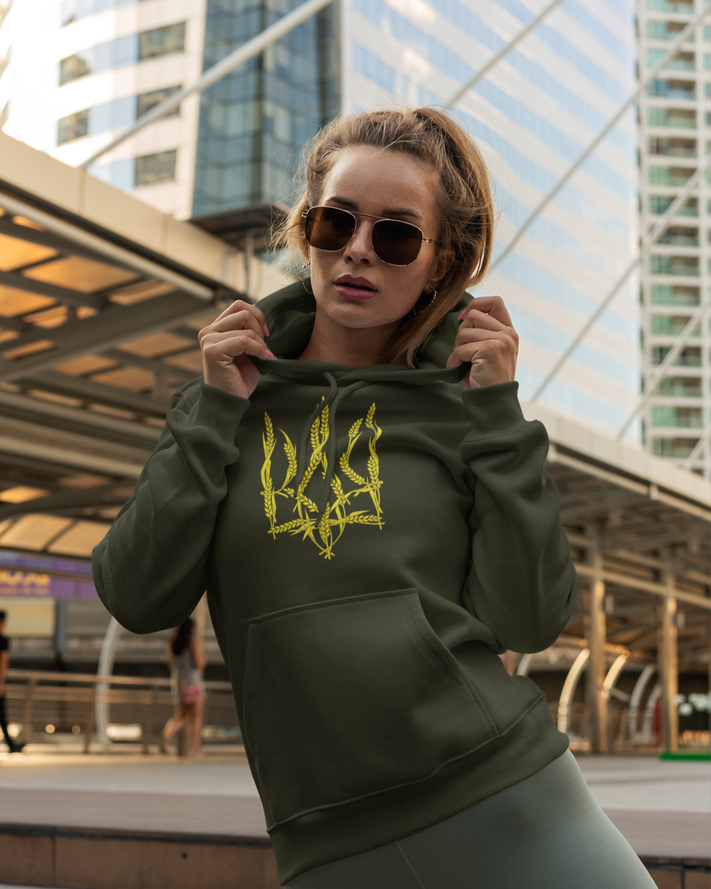 Толстовка трёхнитка женская с гербом хаки Mishe 22000016