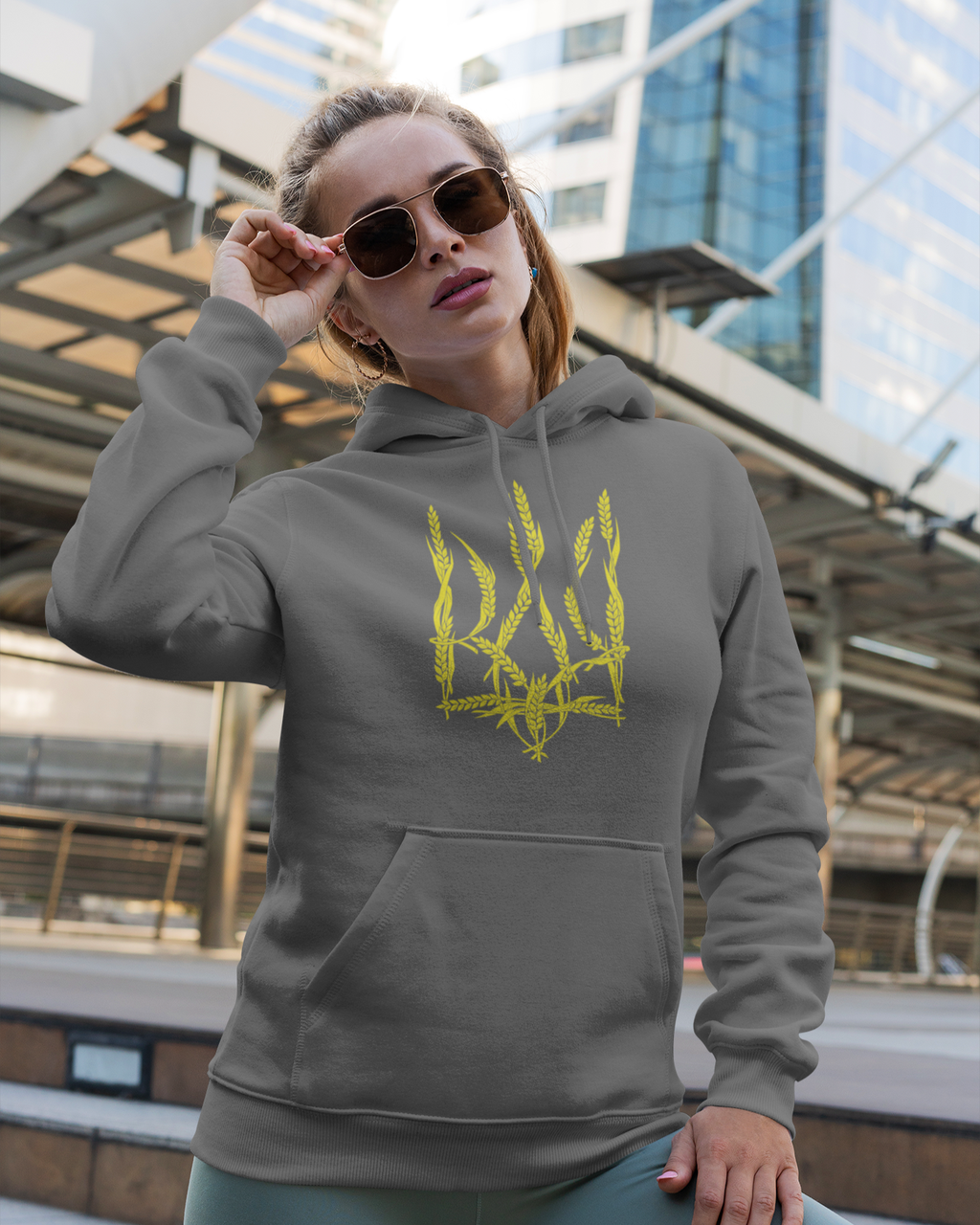 Толстовка трёхнитка женская патриотическая тёмно-серый Mishe 22000015