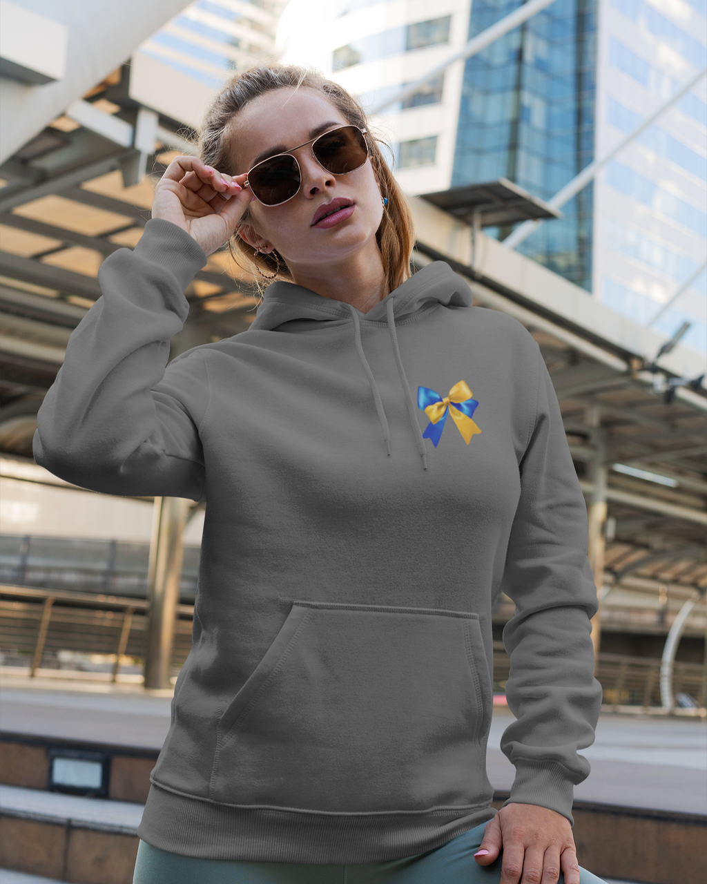 Толстовка трёхнитка женская патриотическая темно-серый Mishe 22000014