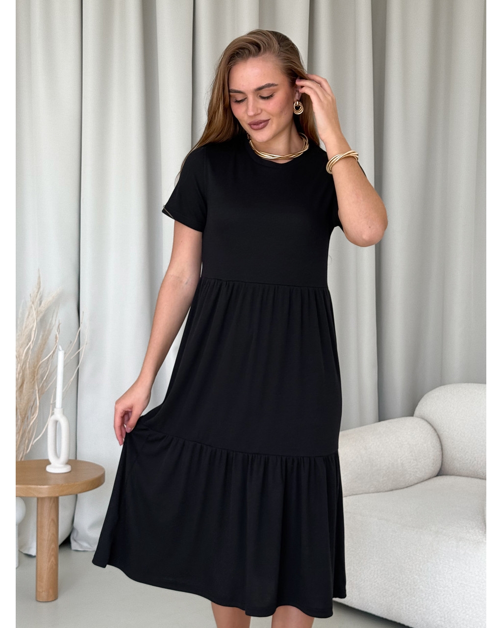 Сукня з вільними стегнами в рубчик чорна Redjo 700001581