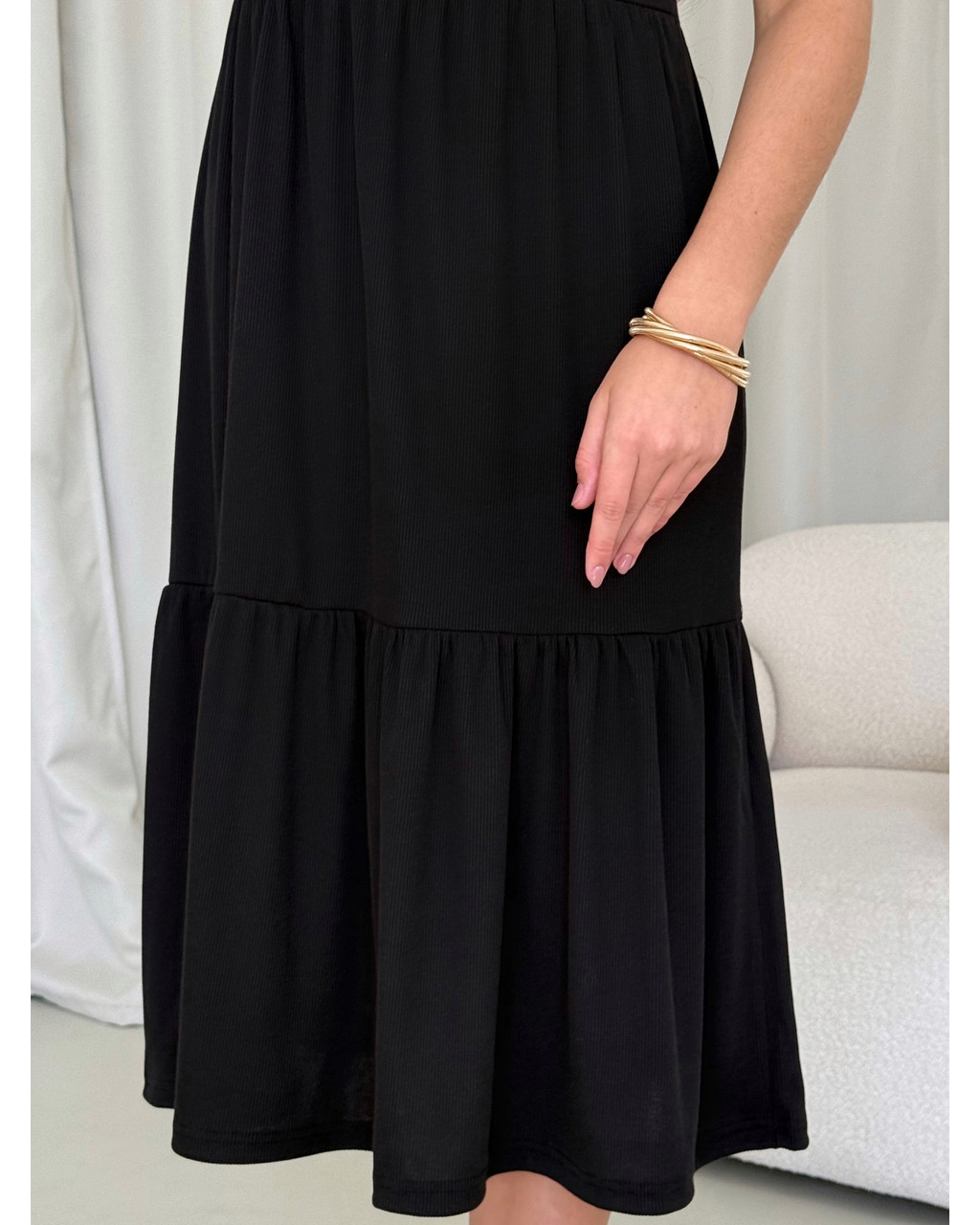 Сукня з вільними стегнами в рубчик чорна Redjo 700001581