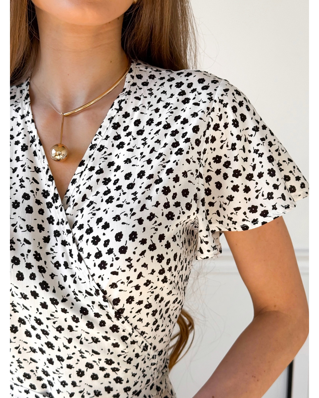 Платье на запах в цветочек из штапеля белое Vicenza 700002203