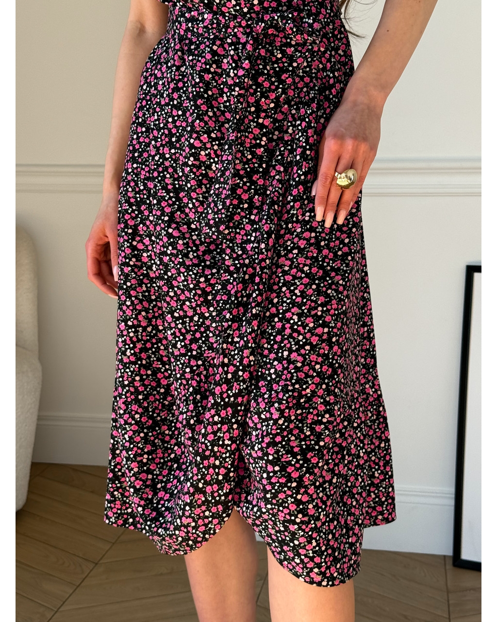 Сукня на запах у квітку зі штапелю чорна Vicenza 700002204