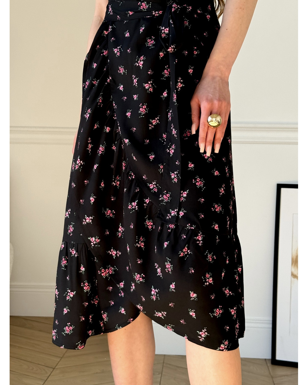 Сукня на запах у квітку зі штапелю чорна Vicenza 700002201