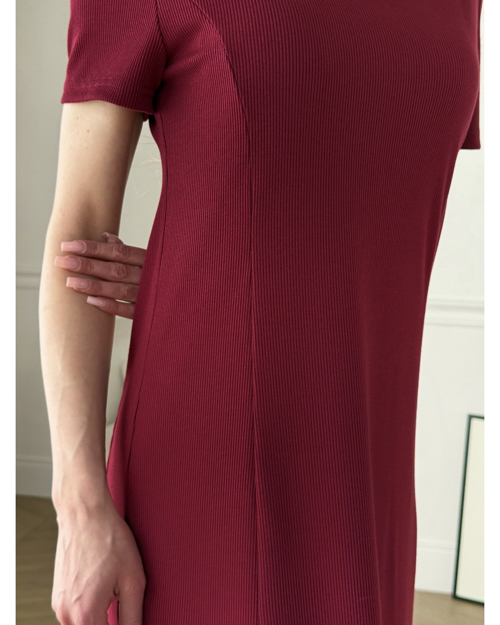 Длинное платье-футболка в полоску бордового цвета Zara 700001850