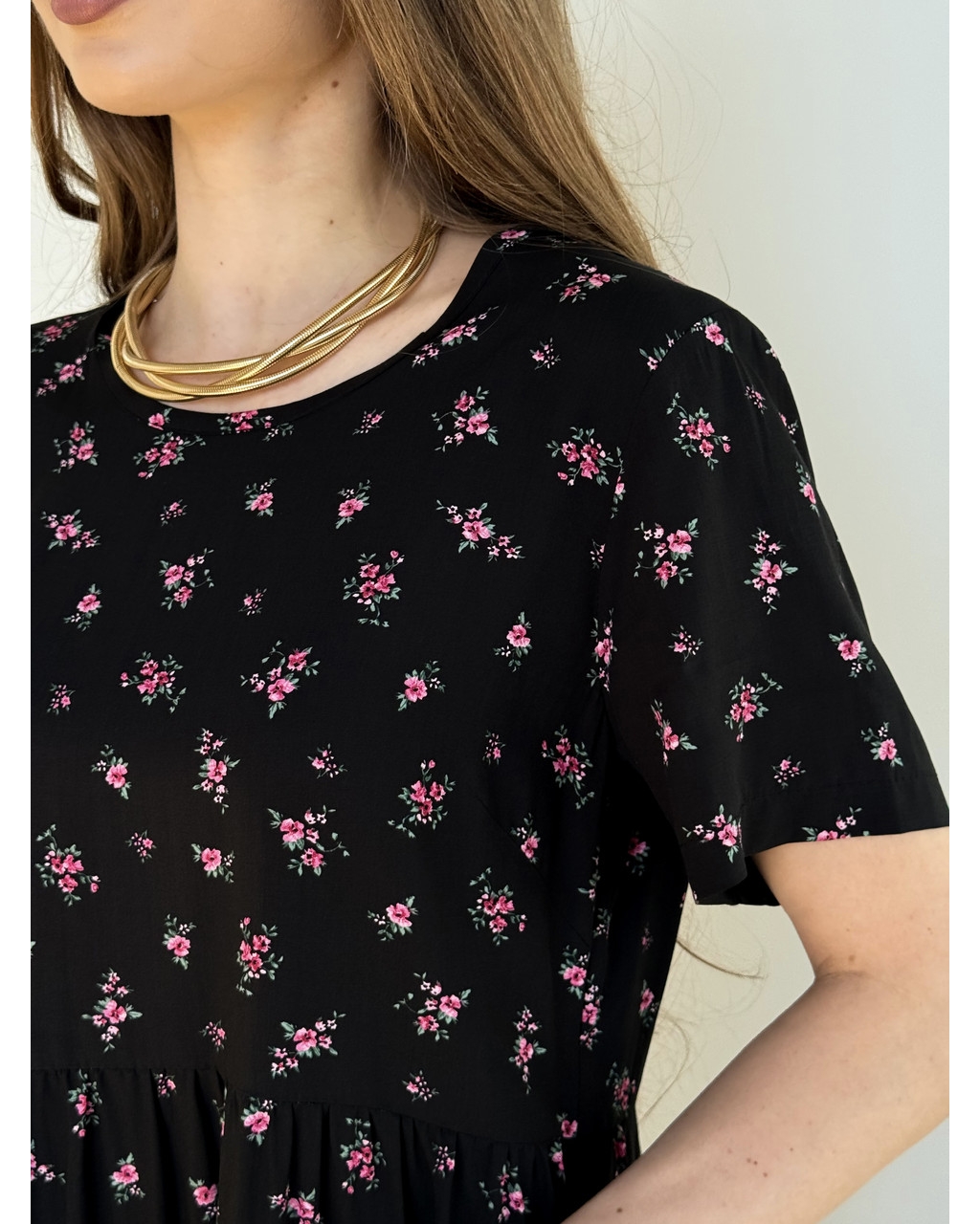 Літня сукня зі штапелю у квітковий чорна Kazerta 700001881