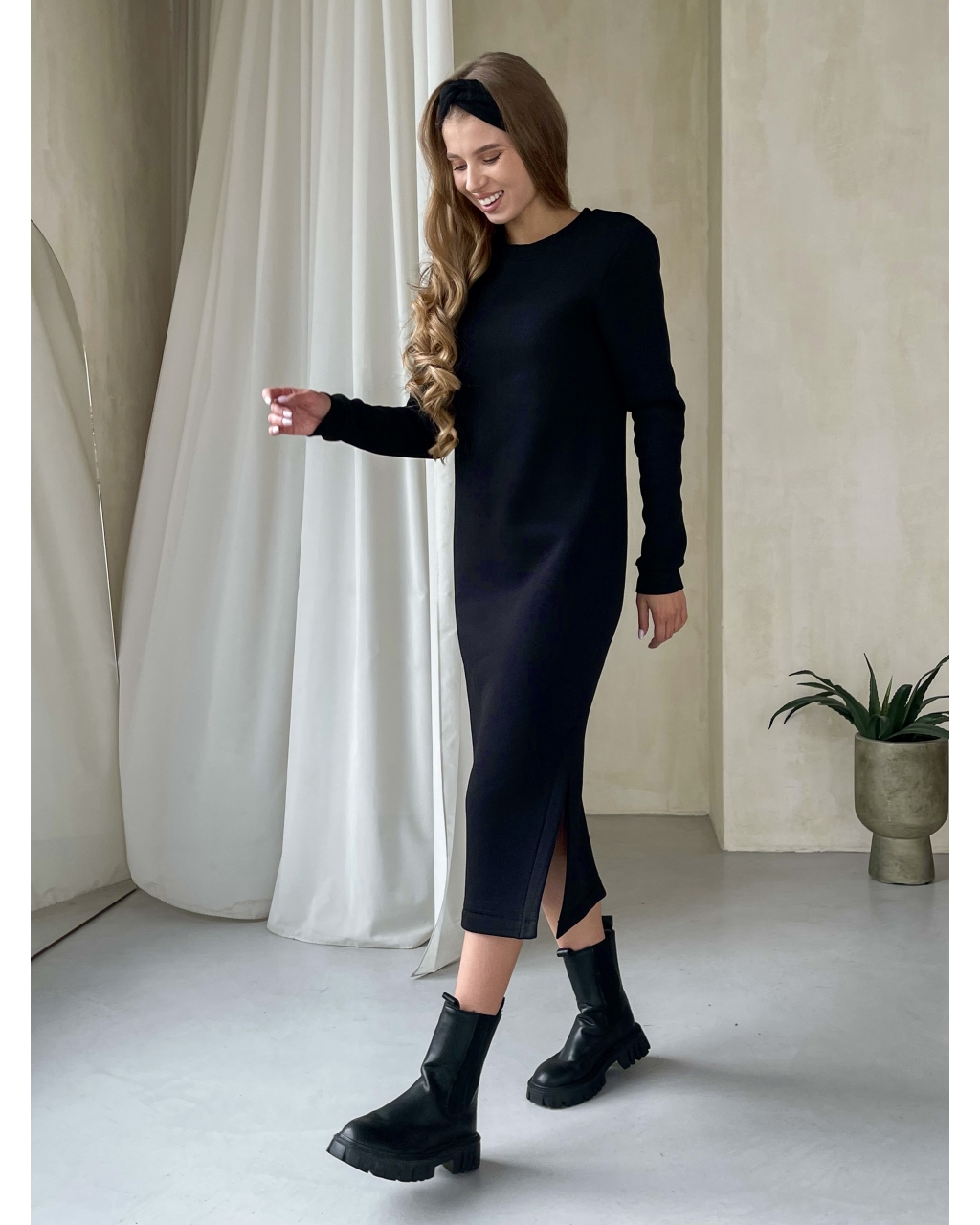 Повседневное теплое зимние платье на флисе ниже колена черный Merlini Валанс 700001021