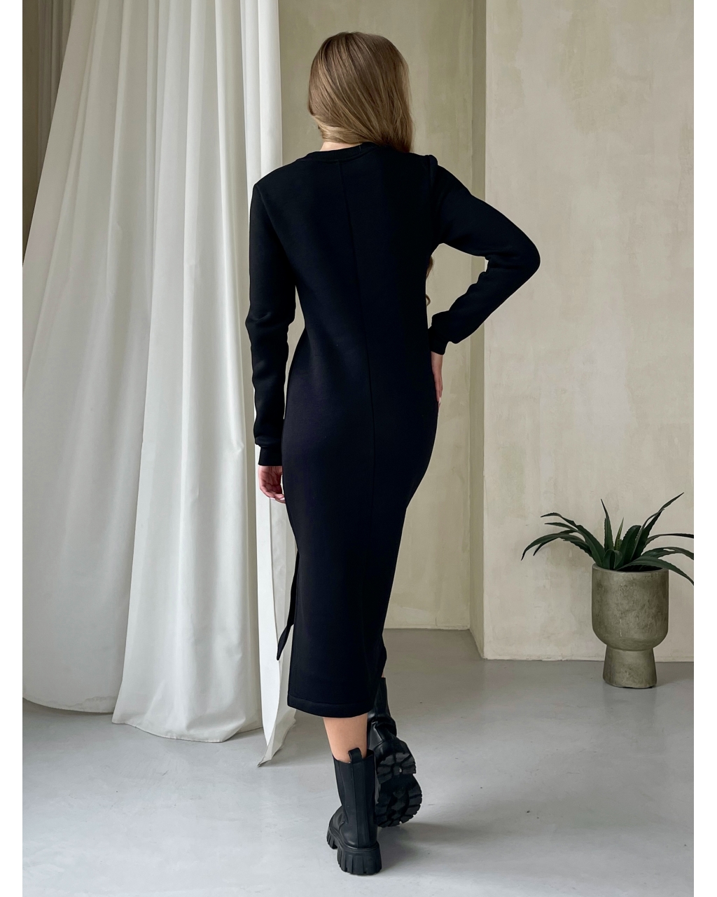 Повседневное теплое зимние платье на флисе ниже колена черный Merlini Валанс 700001021