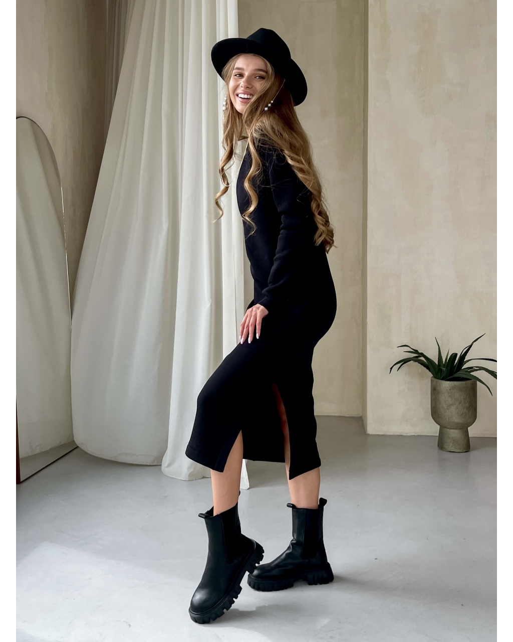 Повседневное теплое зимние платье на флисе ниже колена черный Merlini Валанс 700001021