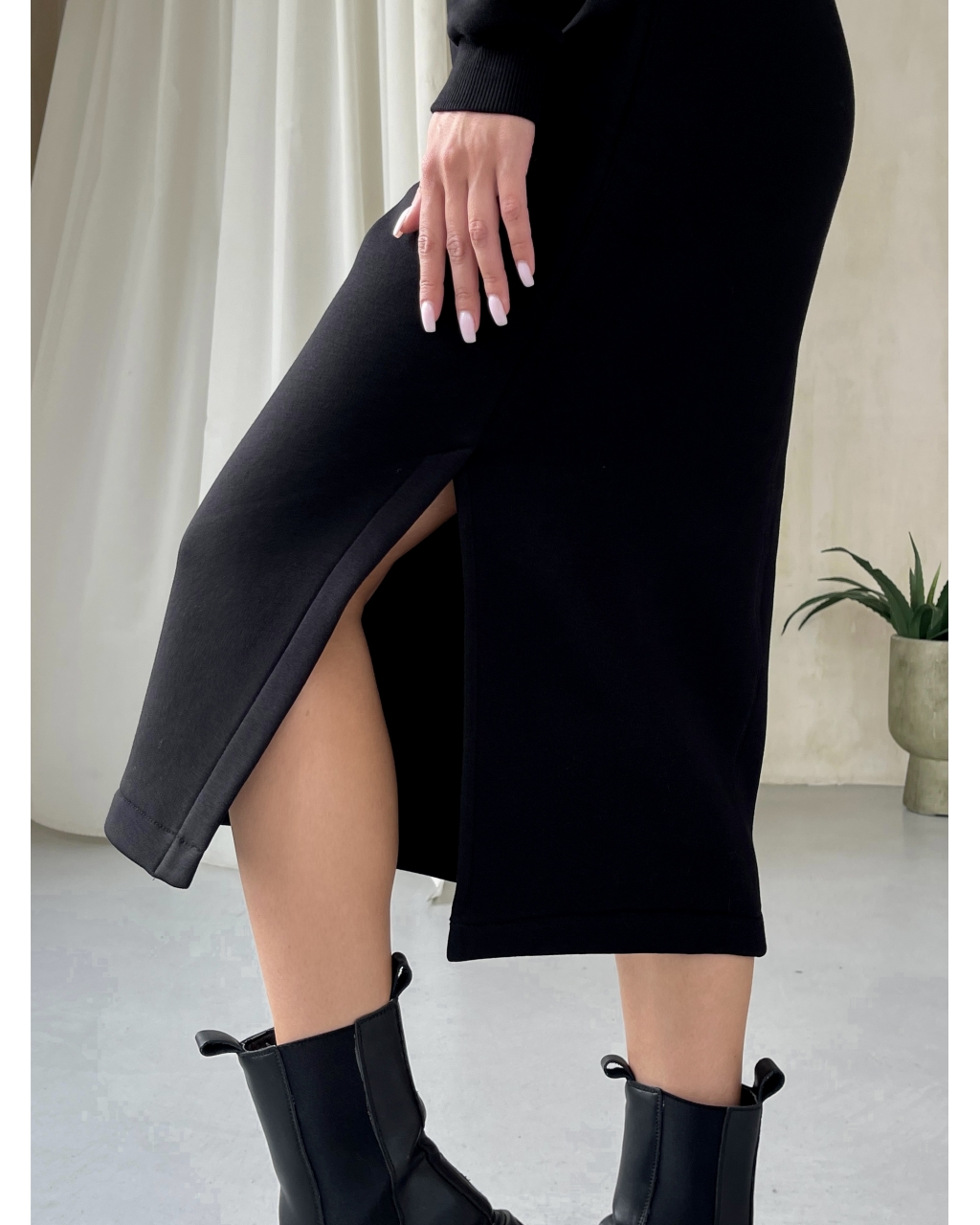 Повседневное теплое зимние платье на флисе ниже колена черный Merlini Валанс 700001021