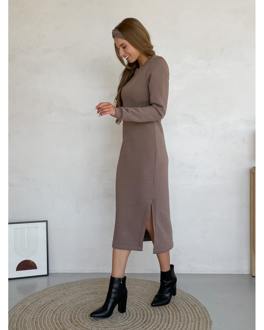 Повседневное теплое зимние платье на флисе ниже колена бежевый Merlini Валанс 700001024