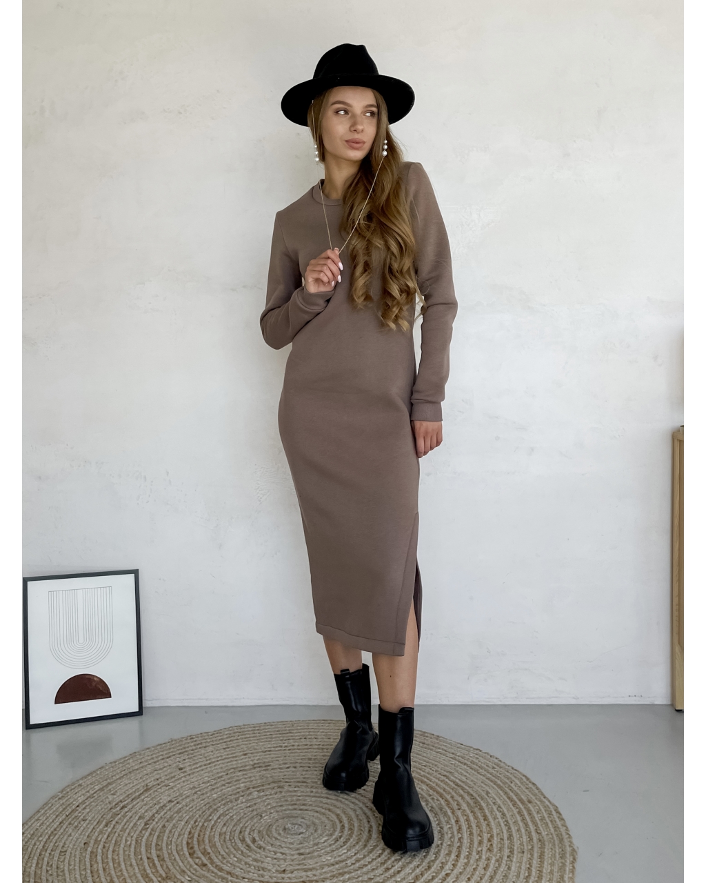 Повседневное теплое зимние платье на флисе ниже колена бежевый Merlini Валанс 700001024