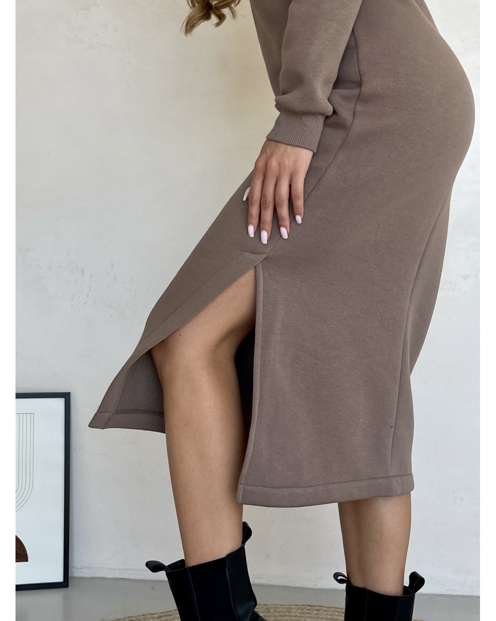 Повседневное теплое зимние платье на флисе ниже колена бежевый Merlini Валанс 700001024