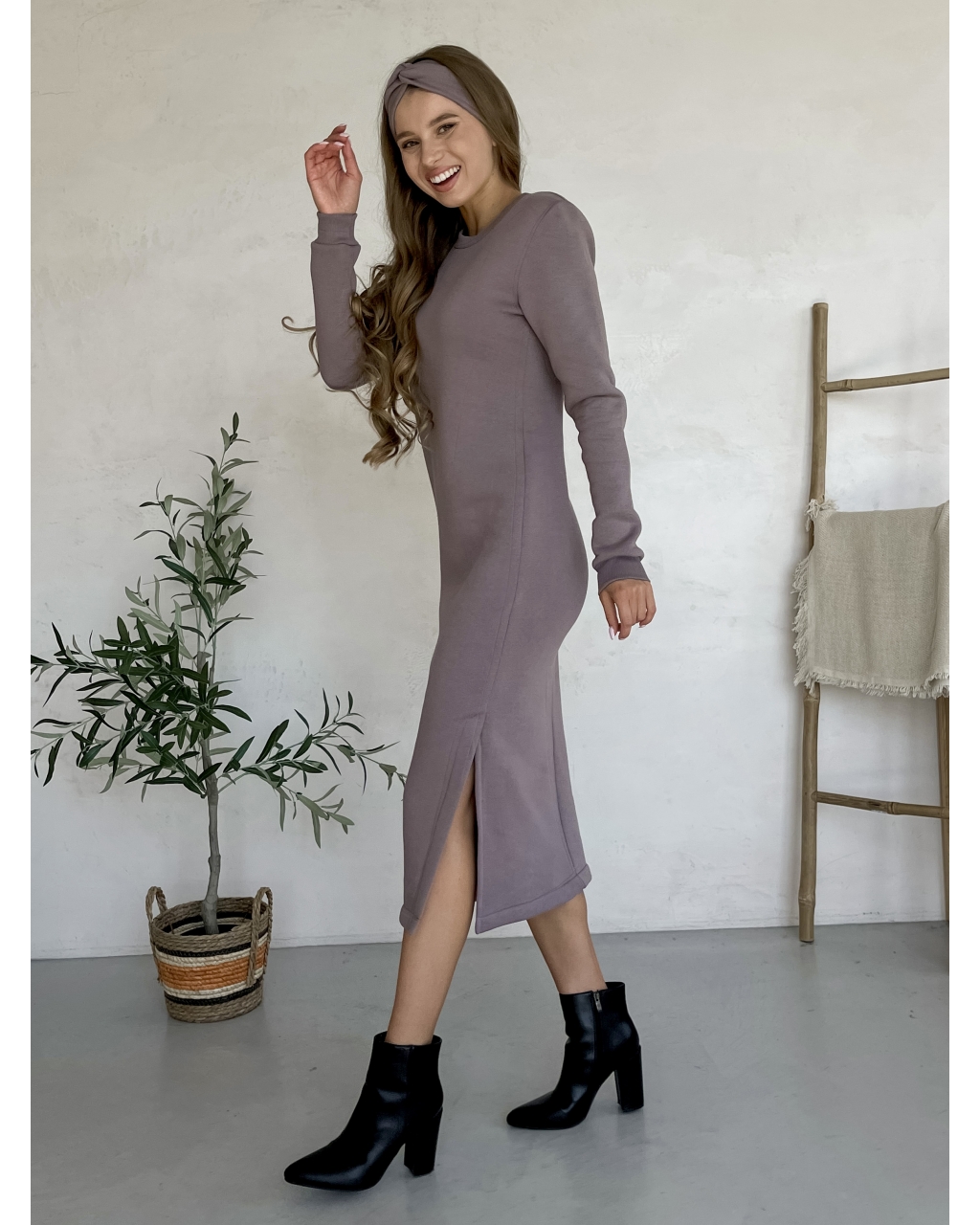 Повседневное теплое зимние платье на флисе ниже колена бежевый Merlini Валанс 700001026