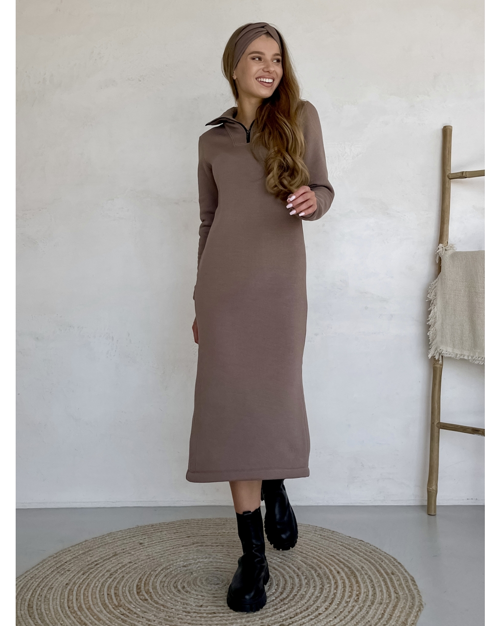 Зимнее теплое платье на флисе ниже колена на молнии бежевый Merlini Антони 700001044