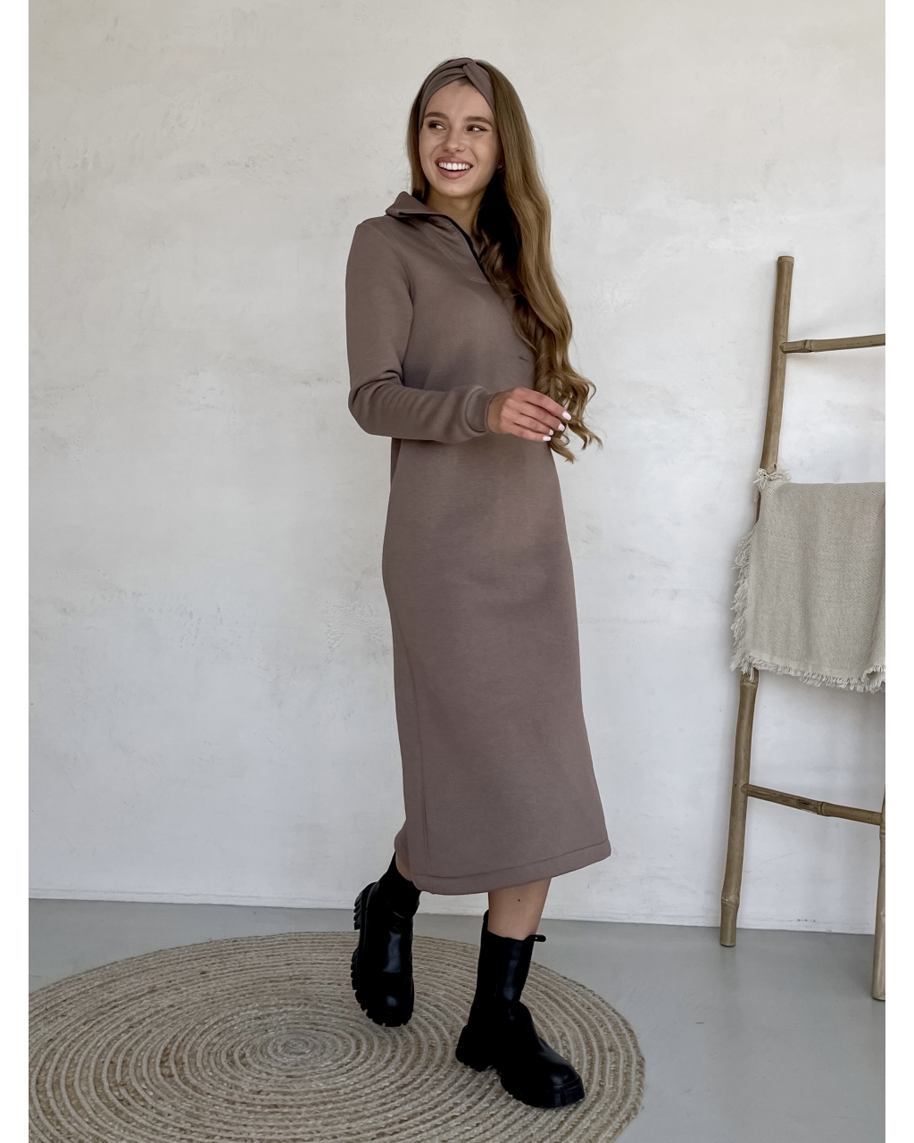 Зимнее теплое платье на флисе ниже колена на молнии бежевый Merlini Антони 700001044