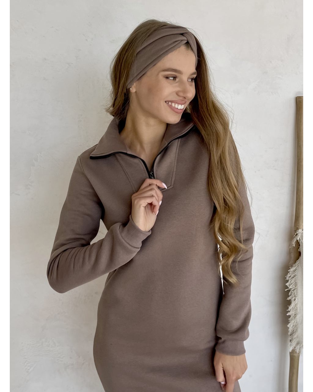 Зимнее теплое платье на флисе ниже колена на молнии бежевый Merlini Антони 700001044