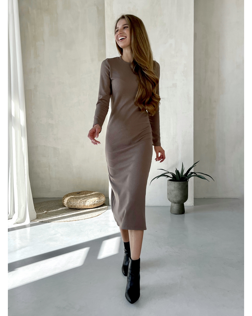 Теплое длинное платье в рубчик на флисе бежевое Merlini Шамбери 700001062