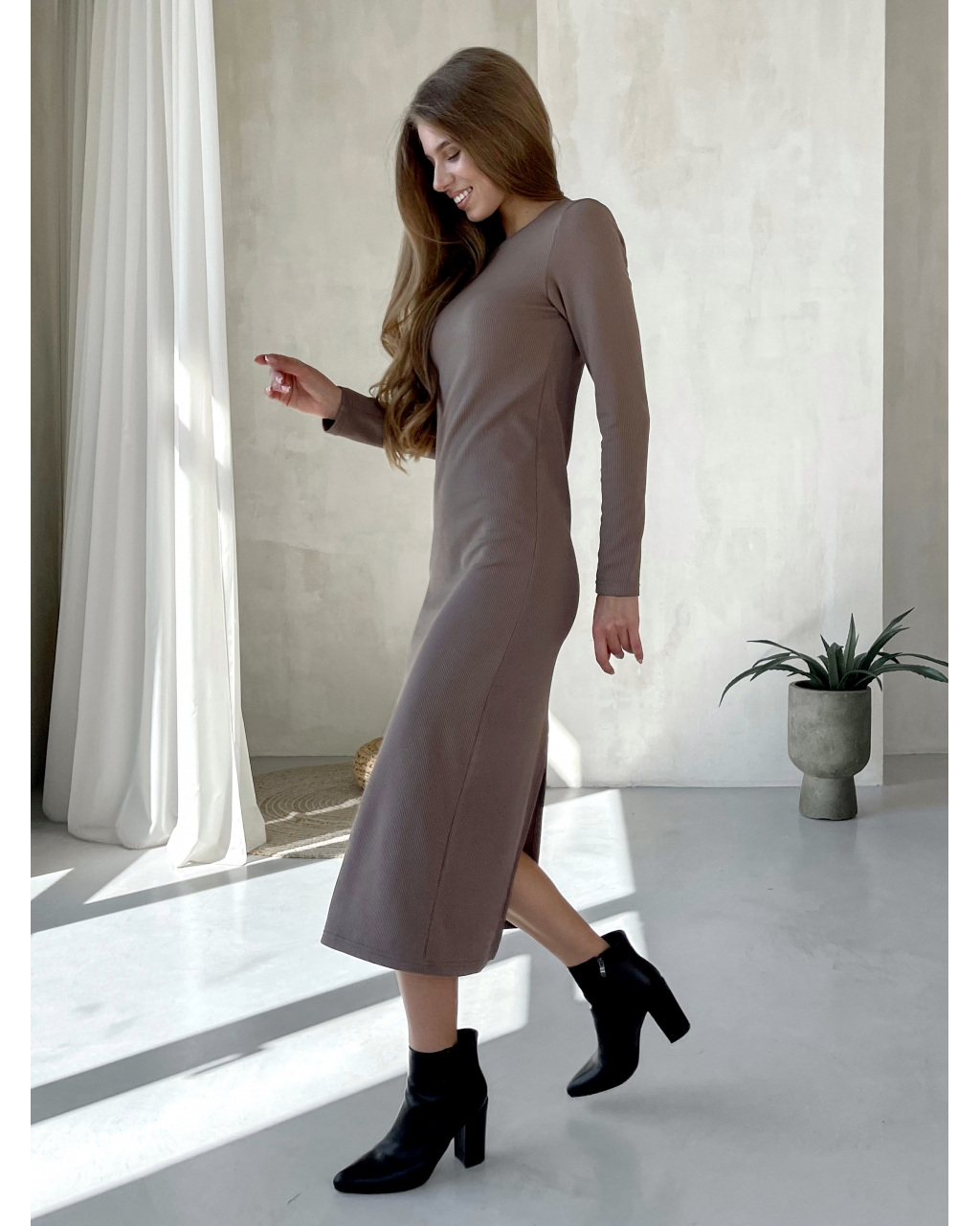 Теплое длинное платье в рубчик на флисе бежевое Merlini Шамбери 700001062