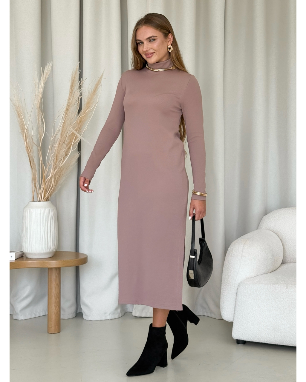 Свободное теплое длинное платье в рубчик на флисе бежевое Merlini Мартен 700001102